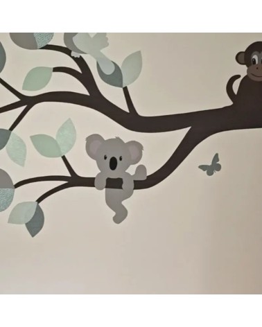 Behangsticker hangend koalabeertje aan tak.