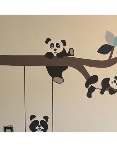 Behangsticker hangend panda beertje aan tak.