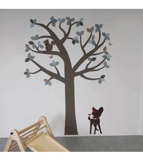 Behang muursticker hertje bambi met vlinders. Muurdecoratie babykamer, muurdecoratie kinderkamer van behang.