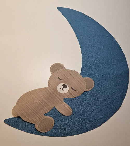 Behangsticker babykamer donkergroene maan en sterren met een slapend teddybeertje.