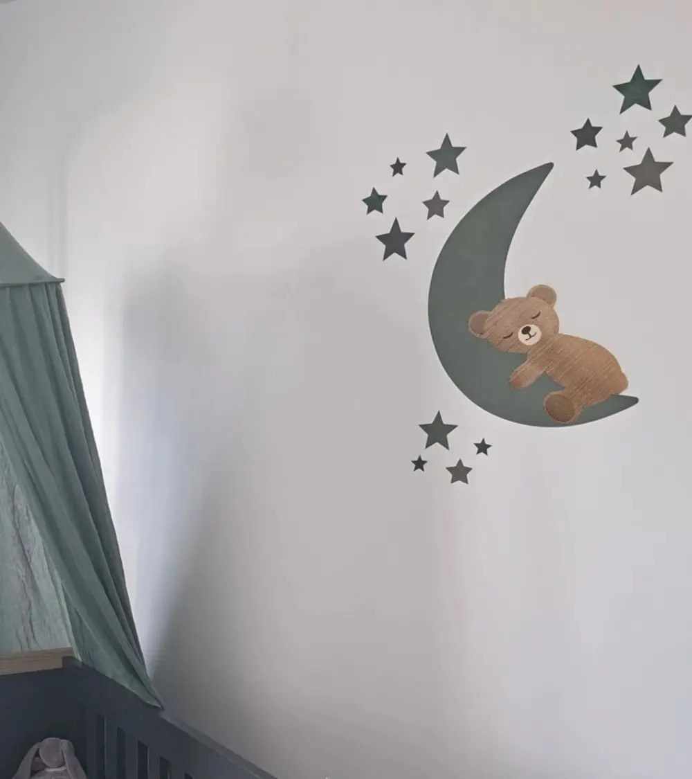 Behangsticker babykamer donkergroene maan en sterren met een slapend teddybeertje.