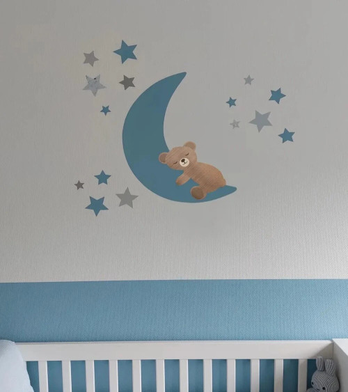 Behangsticker babykamer donkergroene maan en sterren met een slapend teddybeertje.