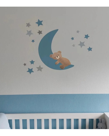 Behangsticker jongens babykamer slapende teddybeer op een lichtblauwe maan met sterren.
