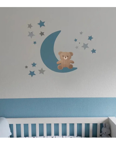 Behangsticker jongens babykamer zittend teddybeertje op een lichtblauwe maan met sterren.