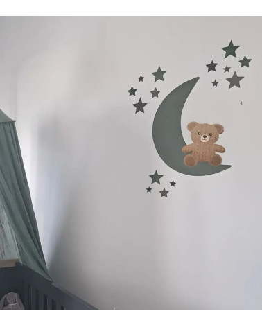 Behangsticker babykamer zittend teddybeertje op een groene maan met sterren.