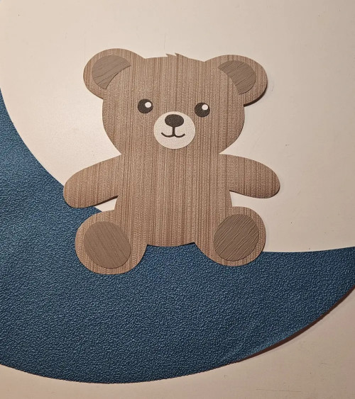 Behangsticker jongens babykamer zittend teddybeertje op een lichtblauwe maan met sterren.