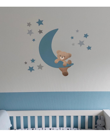 Behangsticker hangende teddybeer met maan en sterren in een lichtblauwe jongens babykamer.