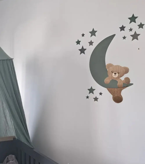 Behangsticker babykamer klimmende teddybeer op een okergele maan.