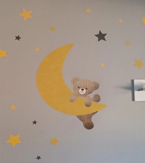 Behangsticker babykamer klimmende teddybeer op een okergele maan.