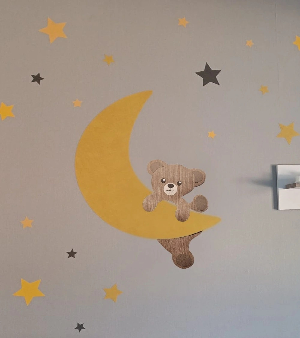 Behangsticker babykamer klimmende teddybeer op een okergele maan.