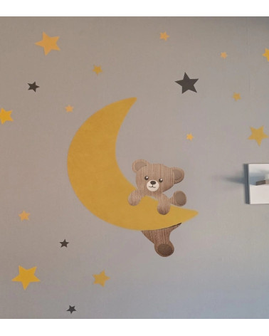 Behangsticker babykamer klimmende teddybeer op een okergele maan.