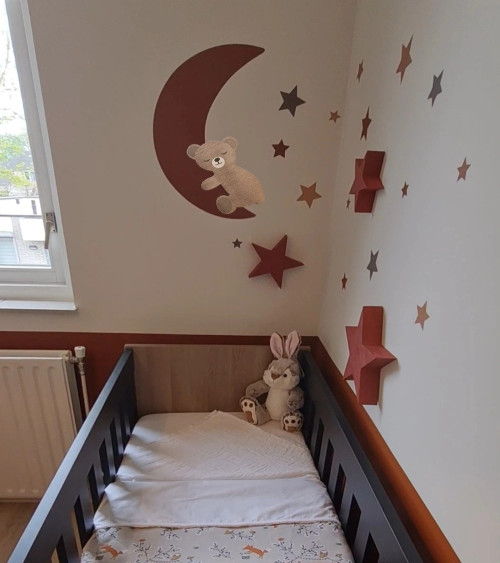 Behangsticker babykamer donkergroene maan en sterren met een slapend teddybeertje.