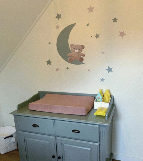 Behangsticker jongens babykamer zittend teddybeertje op een lichtblauwe maan met sterren.