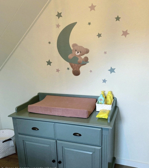 Behangsticker babykamer klimmende teddybeer op een okergele maan.
