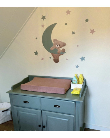 Behangsticker babykamer klimmende teddybeer op de maan in oudgroen en oudroze