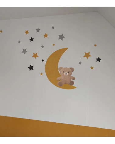 Behangsticker babykamer zittende teddybeer op een okergele maan.
