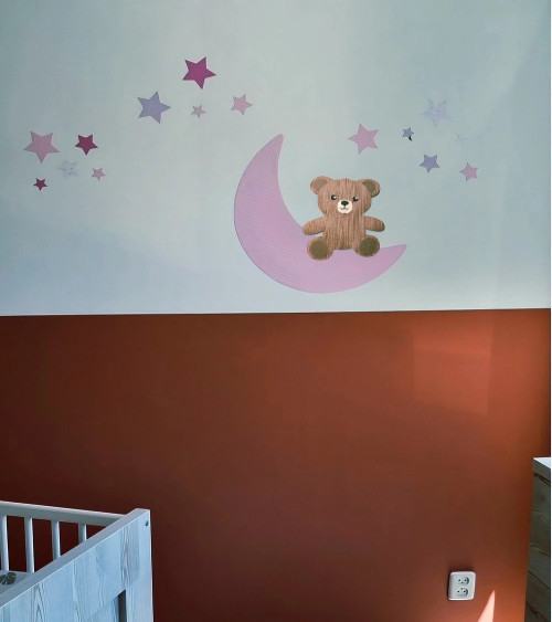 Behangsticker jongens babykamer zittend teddybeertje op een lichtblauwe maan met sterren.