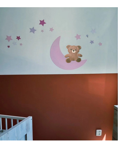 Behangsticker babykamer zittend teddybeertje op een maan met sterren roze.