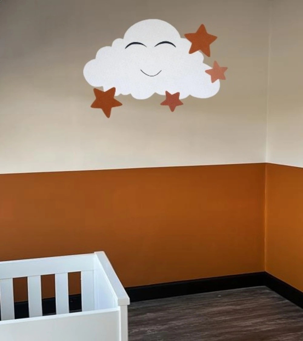 Behangsticker kinderkamer wolk met sterren in de kleuren terracotta en roestbruin.