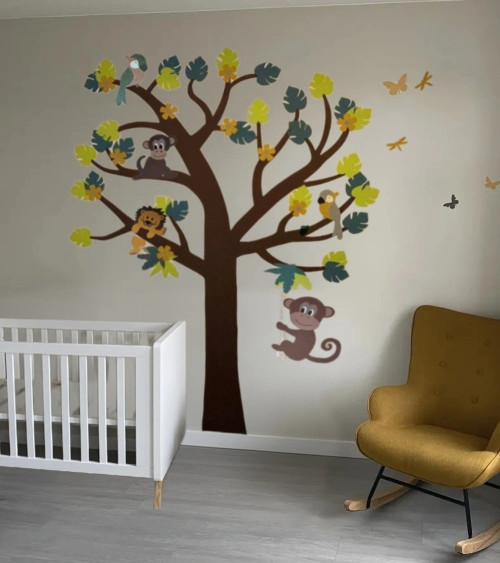 Behangsticker kinderkamer grote jungle boom met papegaaien.