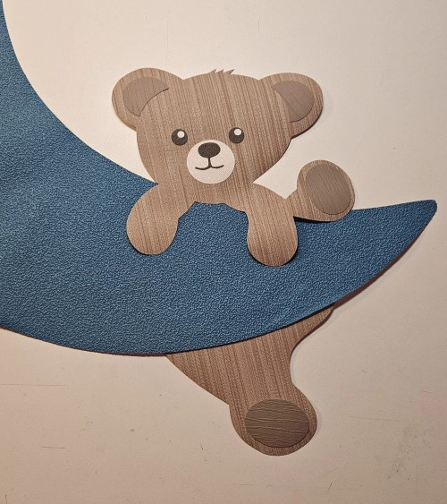 Behangsticker hangend teddybeertje muurdecoratie babykamer.