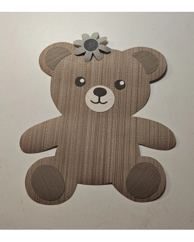 Behangsticker zittend teddybeertje met haar bloemetje muurdecoratie babykamer.