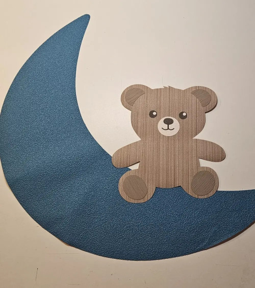 Behangsticker zittend teddybeertje muurdecoratie babykamer.