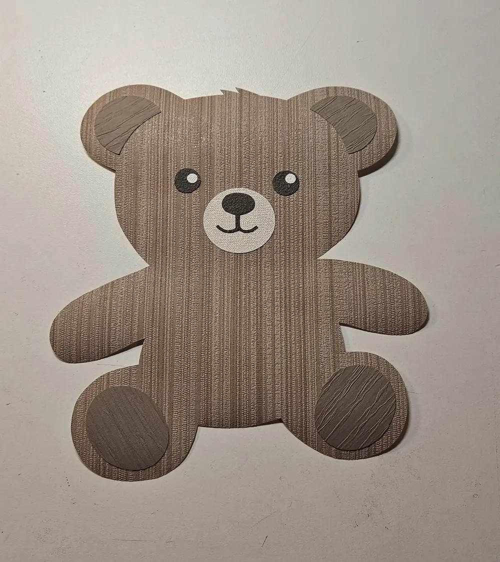 Behangsticker zittend teddybeertje muurdecoratie babykamer.