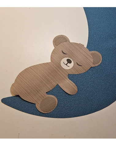 Behangsticker slapend teddybeertje rechtskijkend op een maan muurdecoratie babykamer.