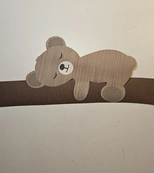 Behangsticker slapend teddybeertje links kijkend muurdecoratie babykamer.