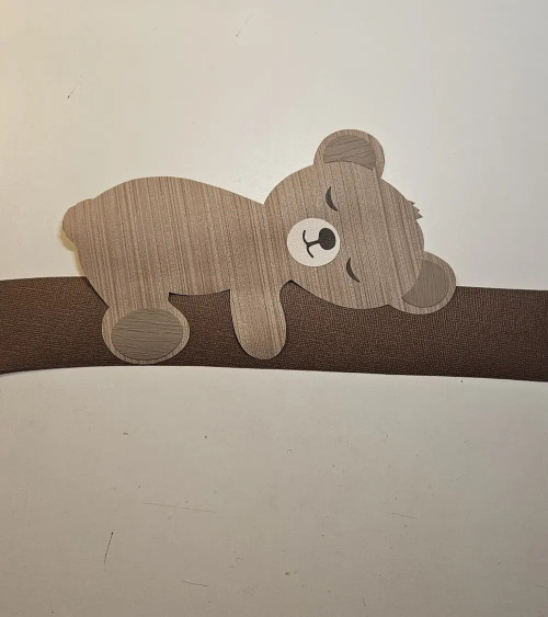 Behangsticker slapend teddybeertje rechtskijkend op een maan muurdecoratie babykamer.