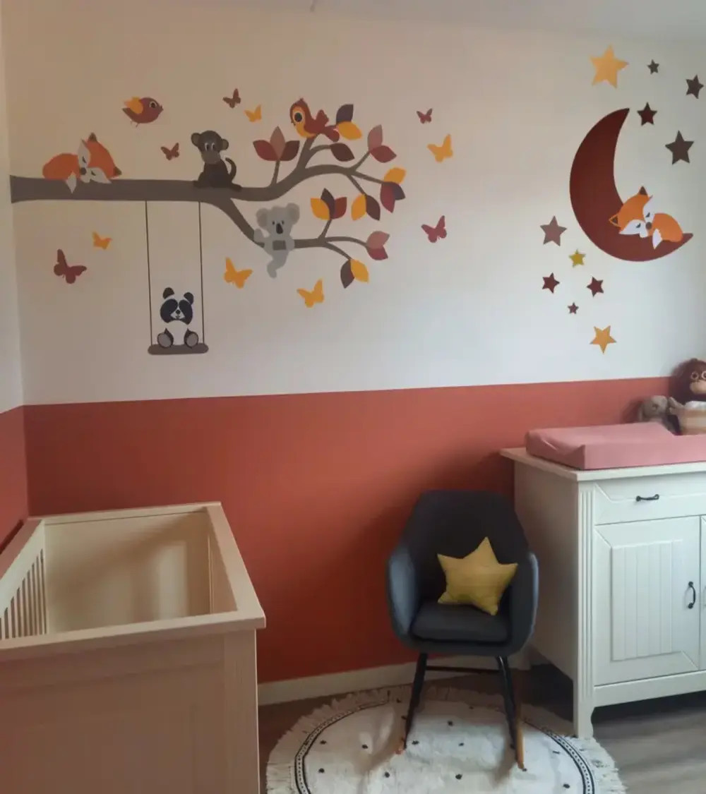 Behangsticker tak met vrolijke dieren en vosje op de maan roest en okergeel.