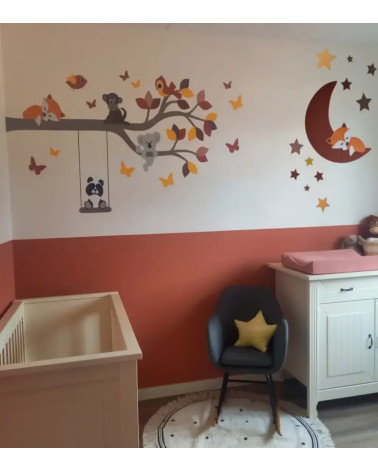 Behangsticker tak met vrolijke dieren en vosje op de maan roest en okergeel.