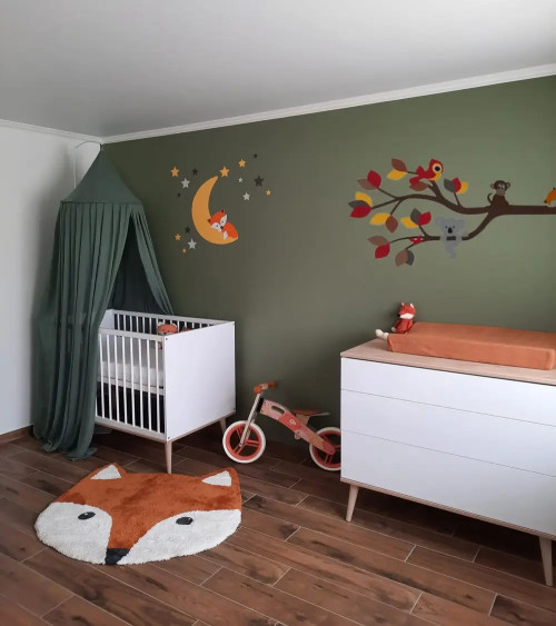 Behangsticker tak met vrolijke dieren en vosje op de maan roest en okergeel.