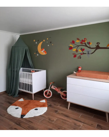 Behangsticker tak met vrolijke dieren en vosje op de maan okergeel en rood.