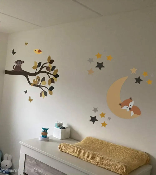 Behangsticker tak met vrolijke dieren en vosje op de maan roest en okergeel.