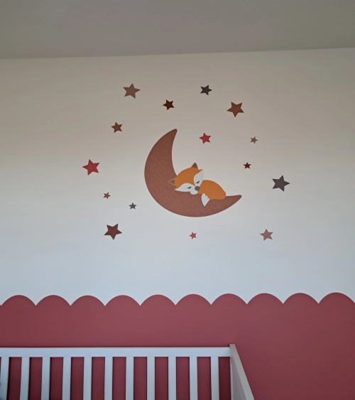 Behangsticker tak met vrolijke dieren en vosje op de maan roest en okergeel.