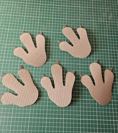 Set behangstickers dino pootafdrukken.