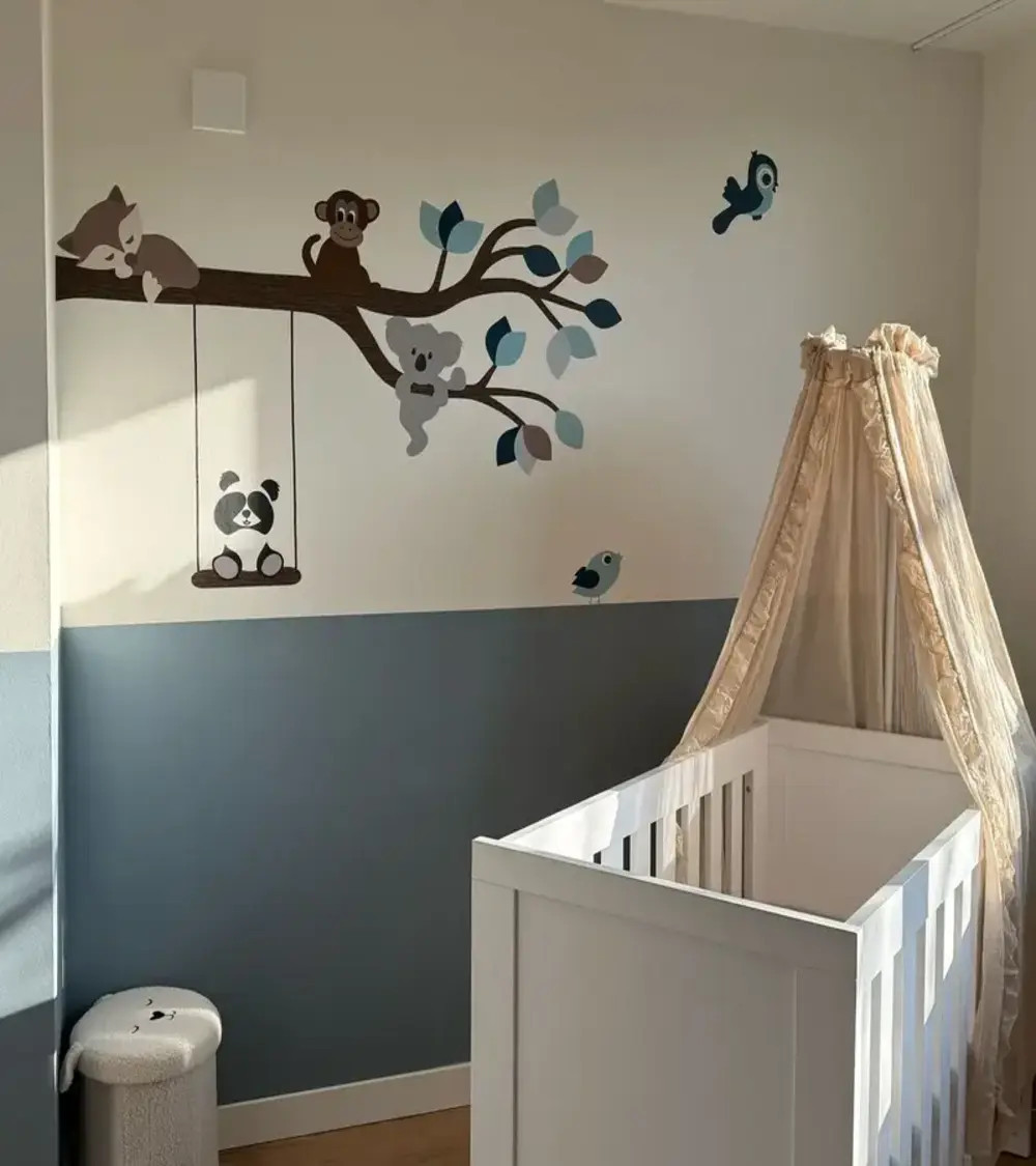 Behangsticker jongens babykamer, tak met vrolijke dieren blauw.