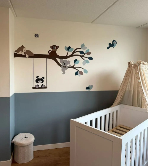 Behangsticker jongens babykamer, tak met vrolijke dieren blauw.
