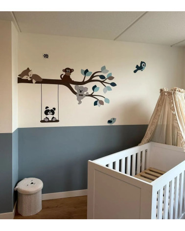 Behangsticker tak met vrolijke dieren in verschillende blauwe tinten voor de jongenskamer.