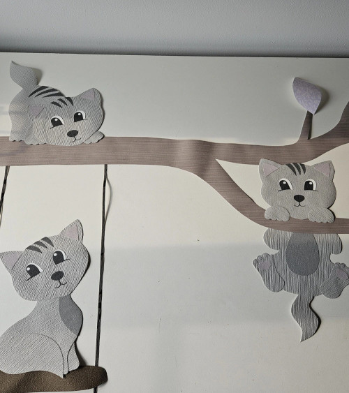 Behangsticker zittende poes op tak.