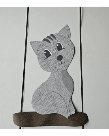 Behangsticker zittende poes op een schommel.