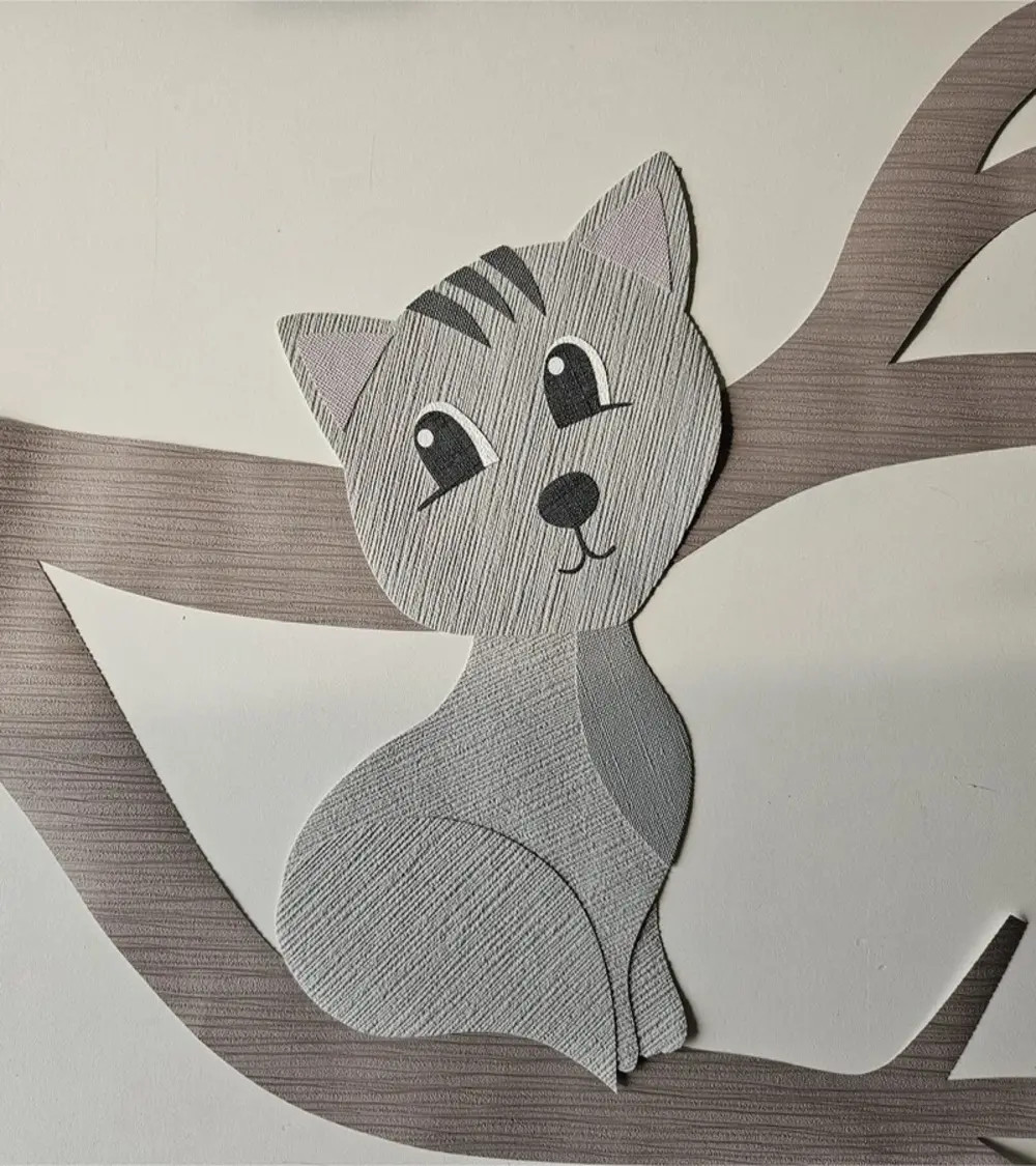 Behangsticker zittende poes op tak.