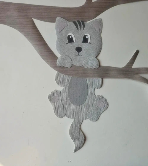 Behangsticker kinderkamer hangende poes aan tak met dieren.