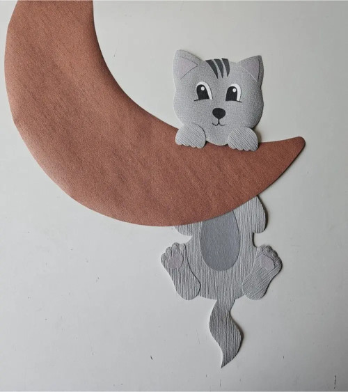 Behangsticker kinderkamer hangende poes aan tak met dieren.