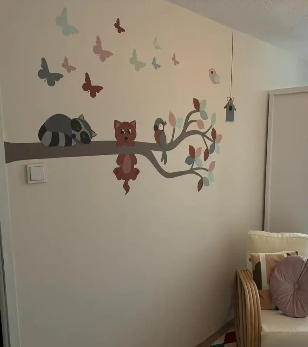 Behangsticker kinderkamer hangende poes aan tak met dieren.