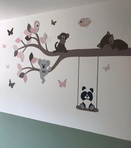 Behangsticker babykamer tak met dieren oud roze.