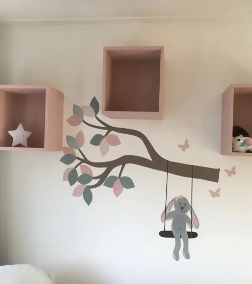 Behangsticker tak met dieren roze, groen en terracotta muurdecoratie meisjeskamer.