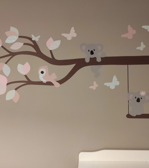 Behangsticker tak met dieren roze, groen en terracotta muurdecoratie meisjeskamer.